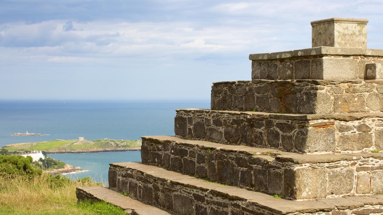 Pyramidliknande monument.