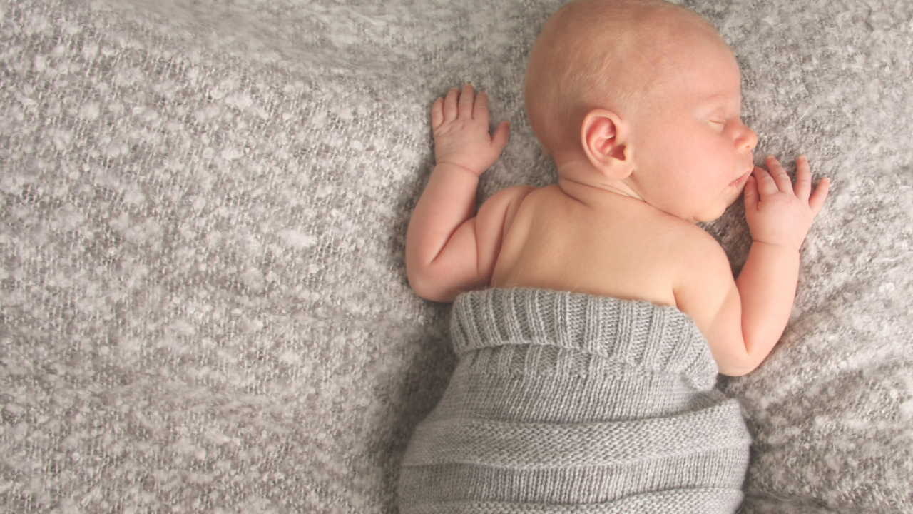 Waarom je baby wakker blijft in bed…
