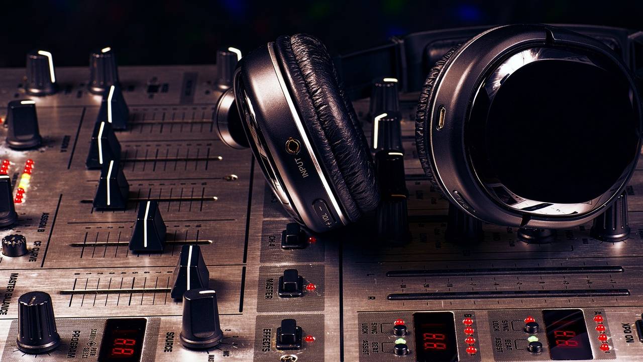 ROYALTY FREE MUSIC AND SOUND DESIGN FOR YOUTUBE AND PODCASTING