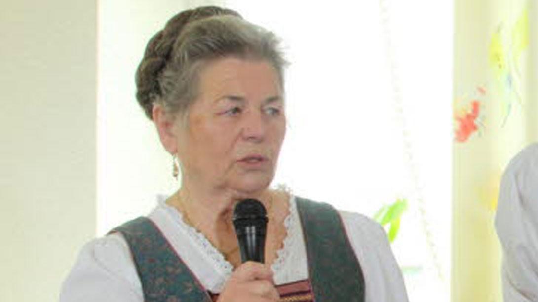Rosmarie Henke mit Mikrophone