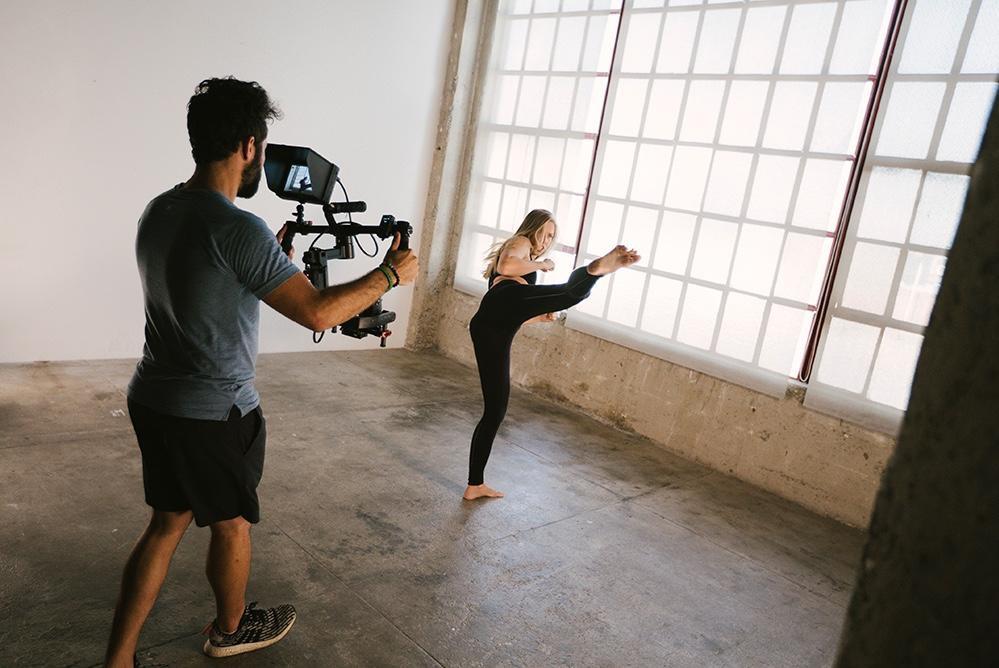 Virginie Duval de Dfine Yoga film des vidéos de yoga et d'entrainment pour l'abonnement Dfine en ligne avec Julio