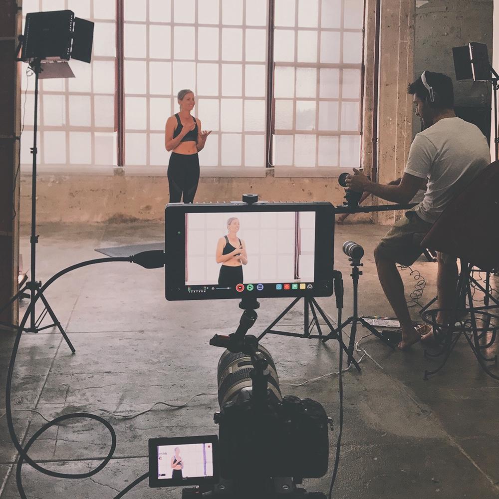 Virginie Duval de Dfine Yoga film des vidéos de yoga et d'entrainment pour l'abonnement Dfine en ligne avec Julio