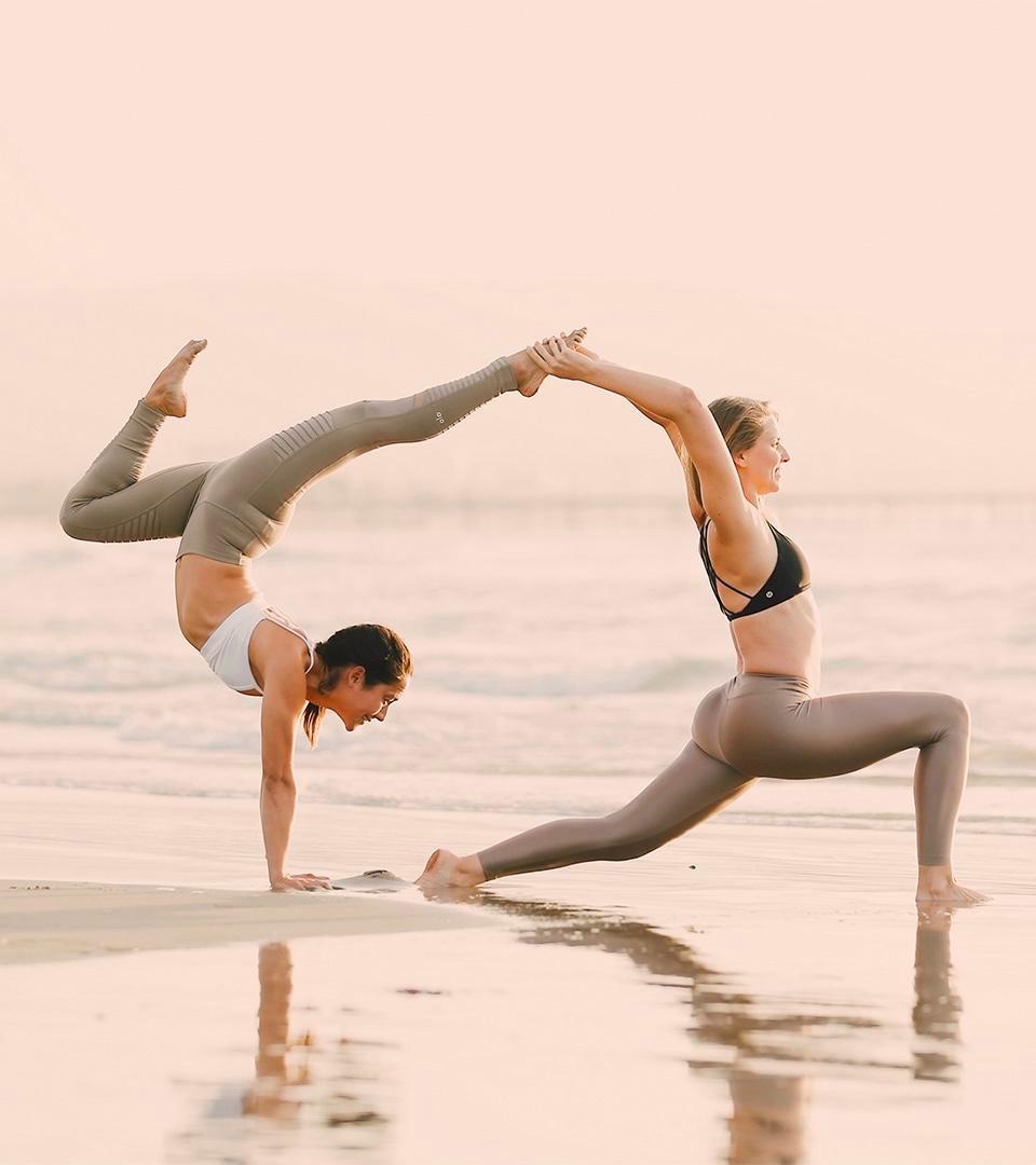 Virginie Duval de Dfine Yoga film des vidéos de yoga et d'entrainment pour l'abonnement Dfine en ligne avec Briohny Smyth