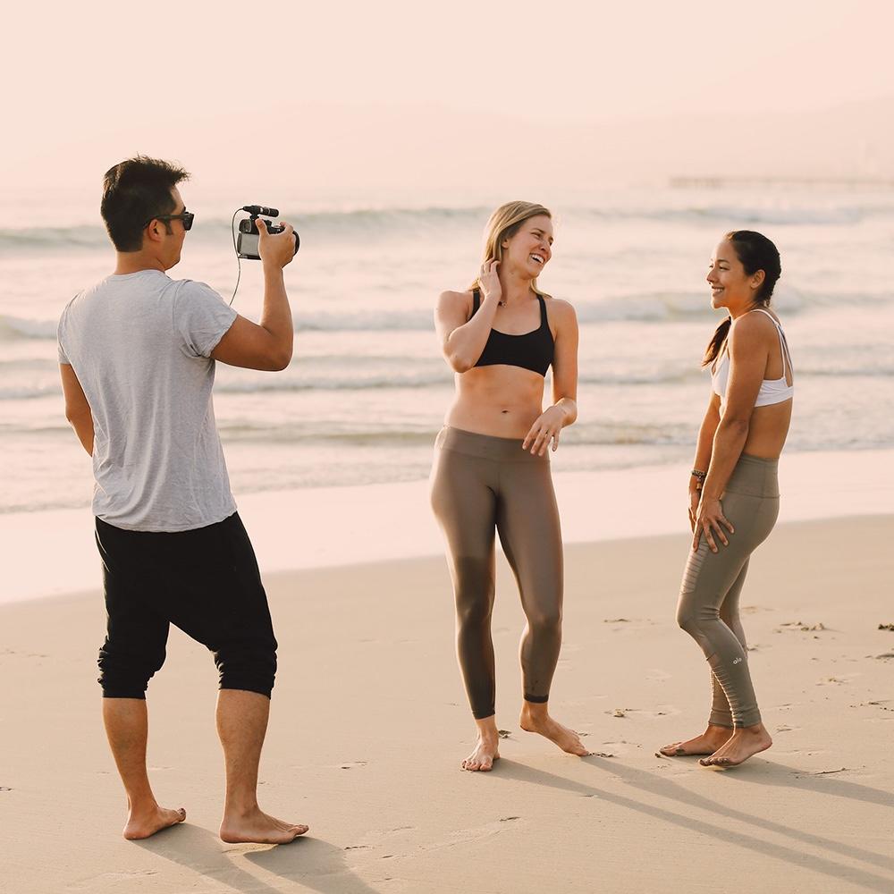 Virginie Duval de Dfine Yoga film des vidéos de yoga et d'entrainment pour l'abonnement Dfine en ligne avec Action Hiro et Briohny Smyth