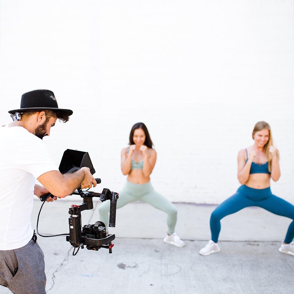 Virginie Duval de Dfine Yoga film des vidéos de yoga et d'entrainment pour l'abonnement Dfine en ligne avec Julio
