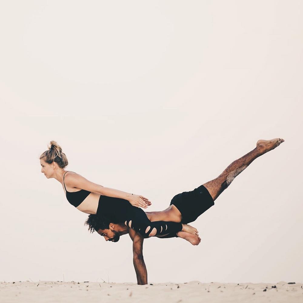 Virginie Duval de Dfine Yoga film des vidéos de yoga et d'entrainment pour l'abonnement Dfine en ligne avec Mathieu Boldron