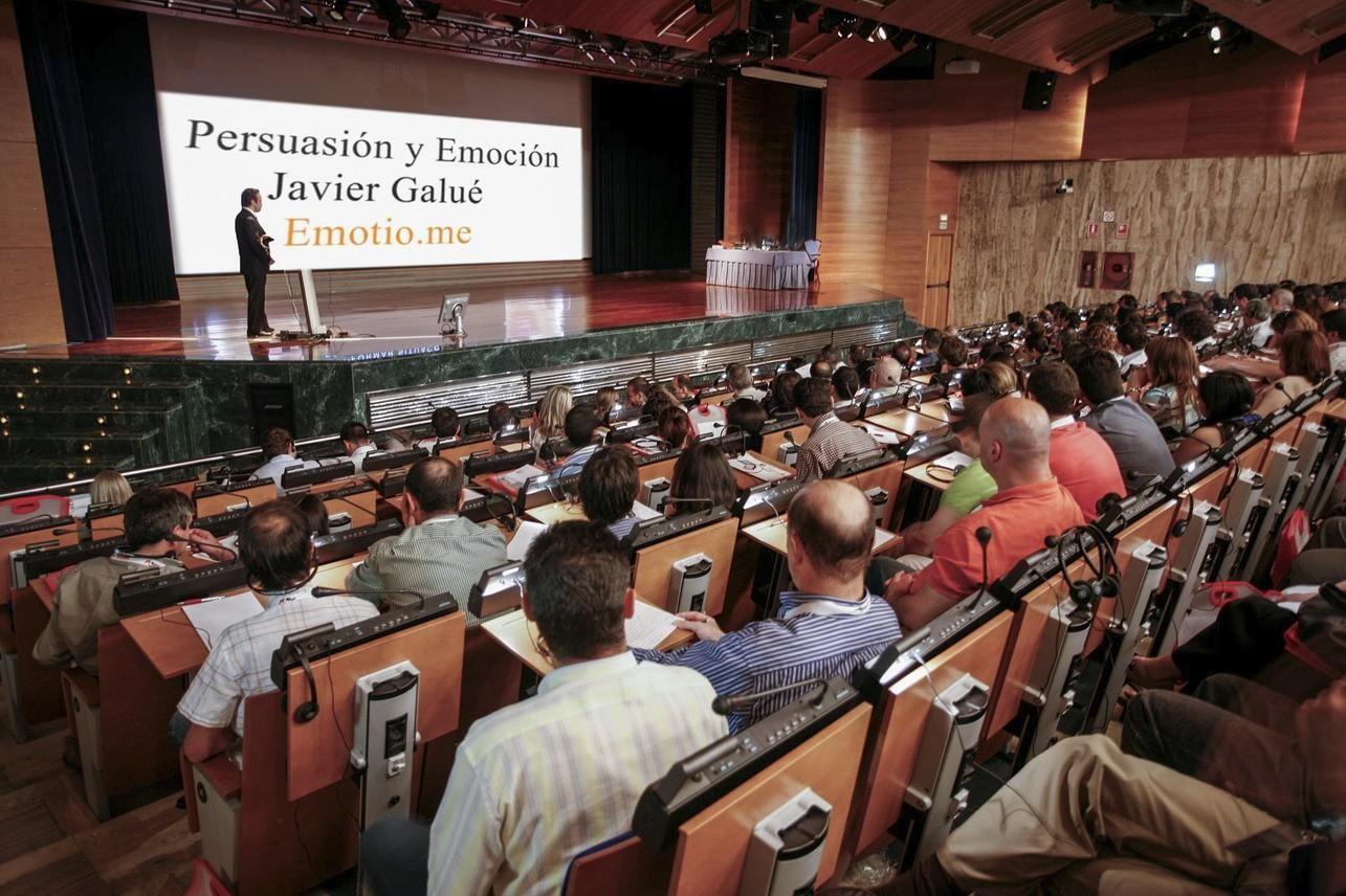 Javier Galué como conferencista