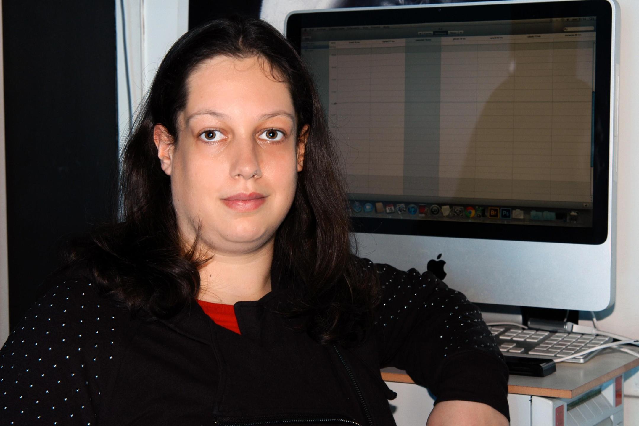 Immagine che rappresenta Beatrice Biasuzzi mentre è al lavoro al computer