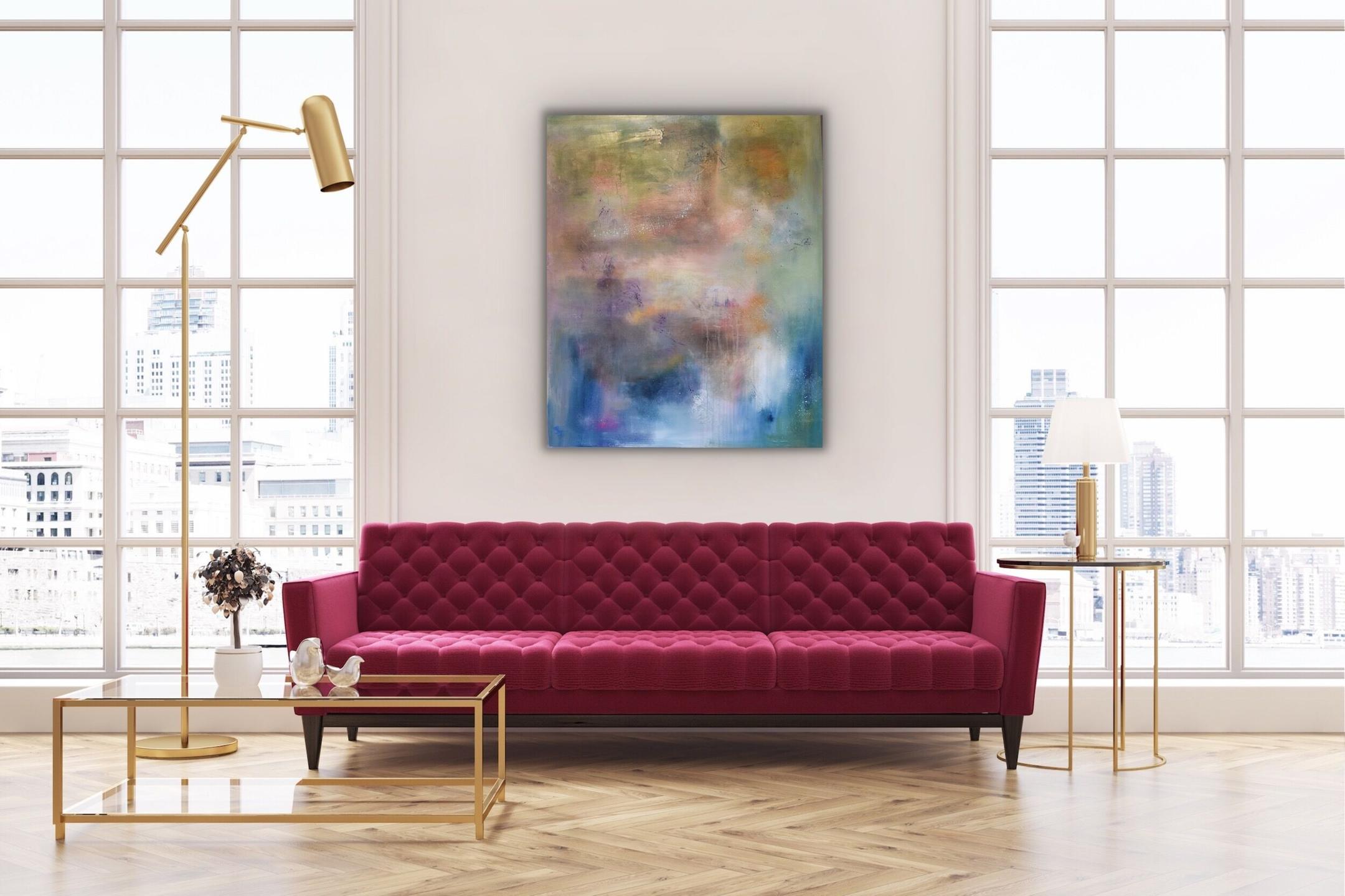Rosa - lilla maleri på vegg med rosa sofa