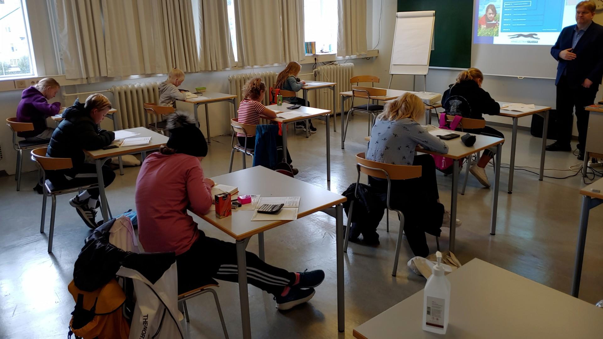 Í bókinni skoðum við meðal annars...