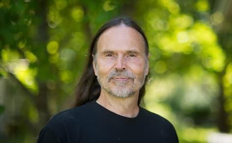 Movingness: Portrait of Peter Appel, yoga teacher, dancer, mental trainer, and the founder of Movingness