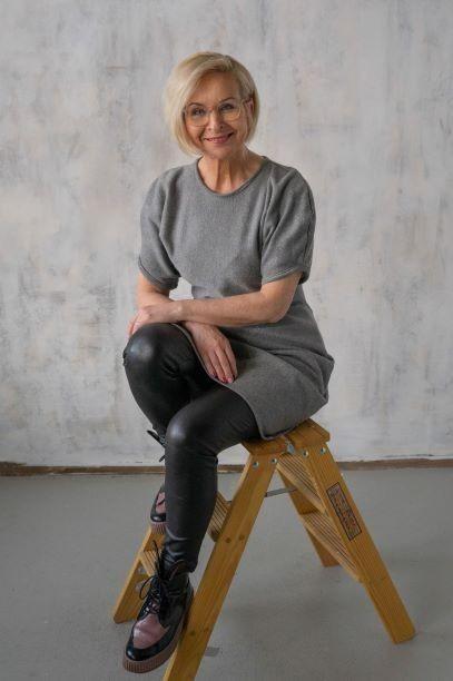 Marja Nousiainen istuu rappusilla